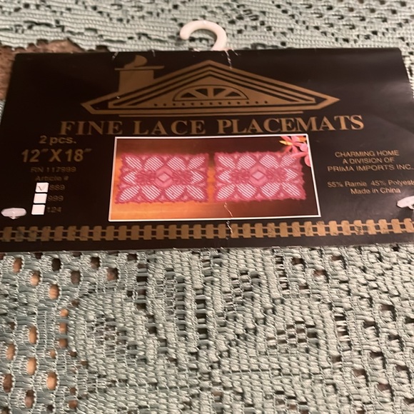 NWT-Fine Lace Placemats - Picture 2 of 3